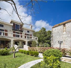 5 bedroom bayside villa with pool near Kotor, sleeps 12